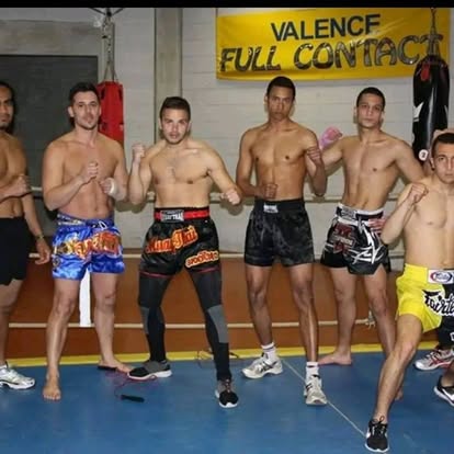 Six combattants de Valence Full Contact posant avant un gala
