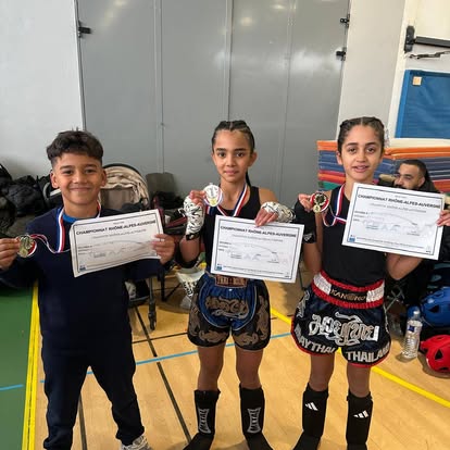 Trois jeunes boxeurs avec leurs médailles