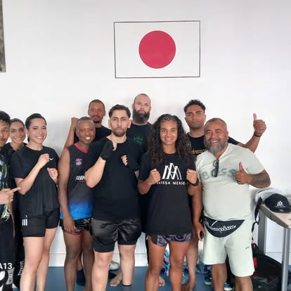 Groupe posant devant un drapeau du Japon