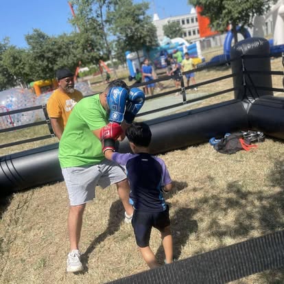 Initiation boxe pour enfants sur ring gonflable
