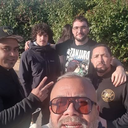 Membres de l'association réunis en extérieur